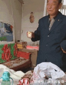 |搞笑GIF趣图:老爷子成功的把榴莲吃出了芥末的味道!