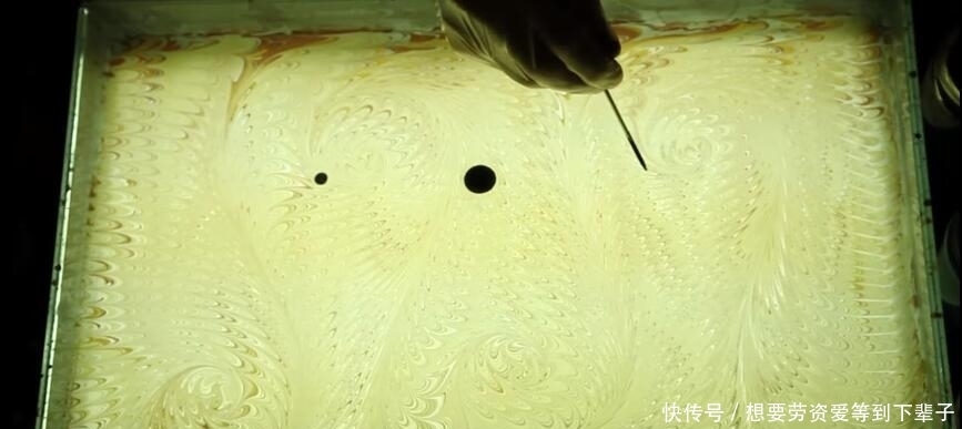 水中|在水中滴入六滴颜料,随意勾勒了几下,盖上白纸成为无价的艺术