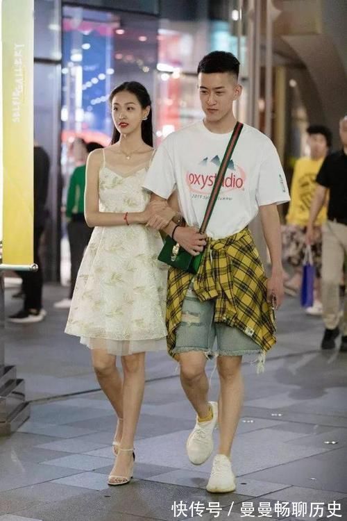 美女|美女黑色针织连衣裙搭配一双简约的小高跟鞋，彰显出时尚的个性