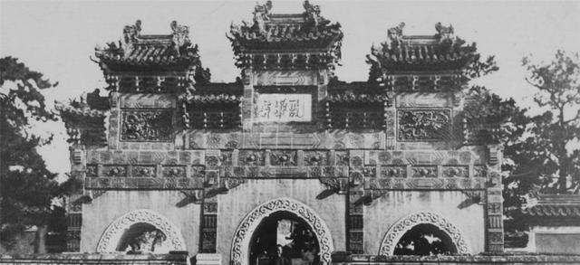 齐聚|1900年八国联军侵略北京城旧照,外国士兵齐聚天坛与被掠夺的佛塔