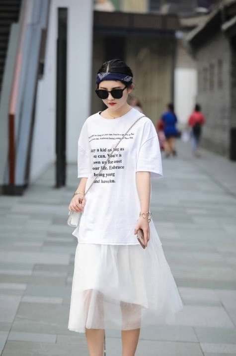 气质|街拍:气质出众的美女,各种风格随意切换,你喜欢哪种