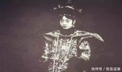 盛装|末代皇帝溥仪大婚老照片:婉容盛装的样子很美,花轿配不上场合