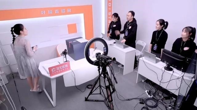 真面目|吃粉呛到嗓子，叶璇警告助手你吃过才能给我吃，人设崩塌