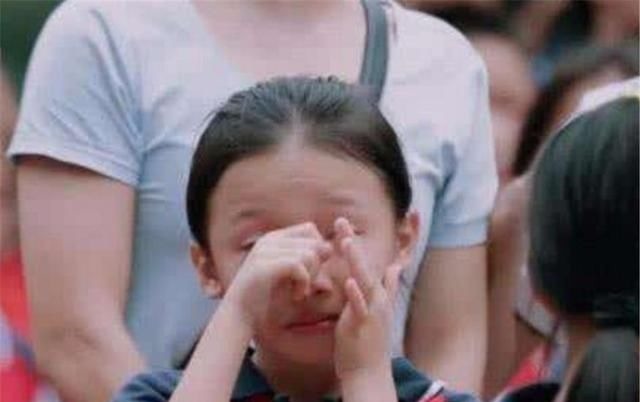 服务员|孩子生气打翻面条,服务员想收拾,奶奶接下来的话,让人肃然起敬