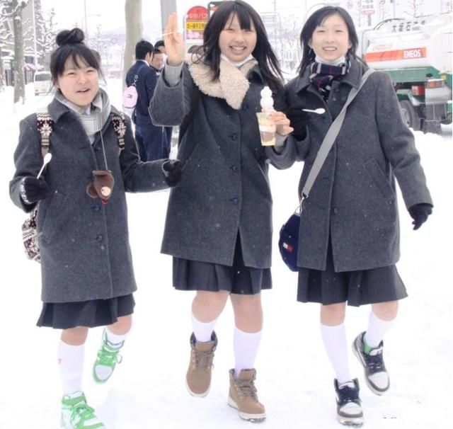 日本人下雪天也穿短裙，御寒能力比欧美人更厉害吗？