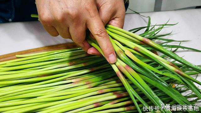 一样是蒜苔,“绿头”和“红头”有啥区别?老菜农告诉你正确答案