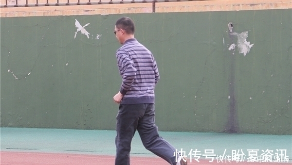 后辈|坚持每天晨跑,跑了31年,现已85岁,大爷的经历值得后辈学习