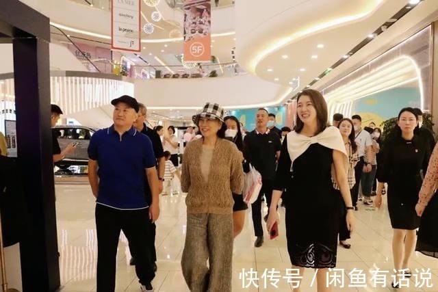 搭配|董明珠越老越时髦,穿开衫配渔夫帽气质变温柔,走路依然是霸总范