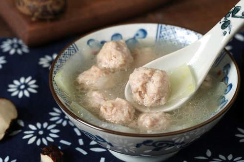 丸子|做肉丸子，大厨教你一招，多放1味料，丸子Q弹筋道，汤鲜味美