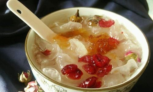 45歲阿姨少女臉，因為愛吃1物，滋潤皮膚，減少皺紋，越來越年輕