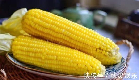煮玉米时，水里多加2样调料，煮熟后更营养，口感软糯，又香又甜