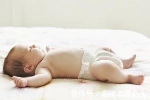 新生儿|为什么新生儿睡觉时喜欢“投降”姿势,儿科医生给出这样的答案