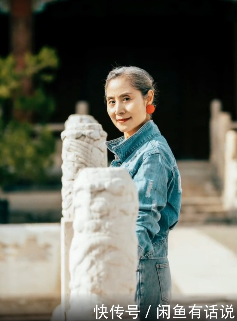 羡慕|70岁“天蝎奶奶”火了,穿牛仔装又美又飒,身材曲线年轻人都羡慕