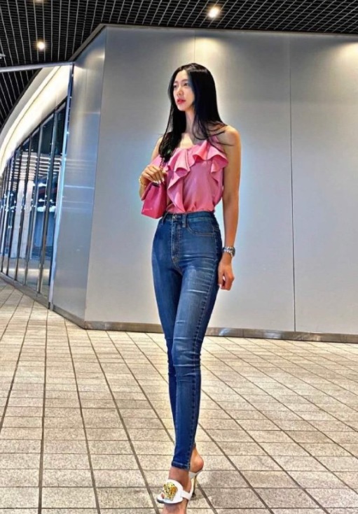 大长腿|克拉拉这身材绝了,粉色吊带配牛仔裤高挑时髦,曲线曼妙惹人羡