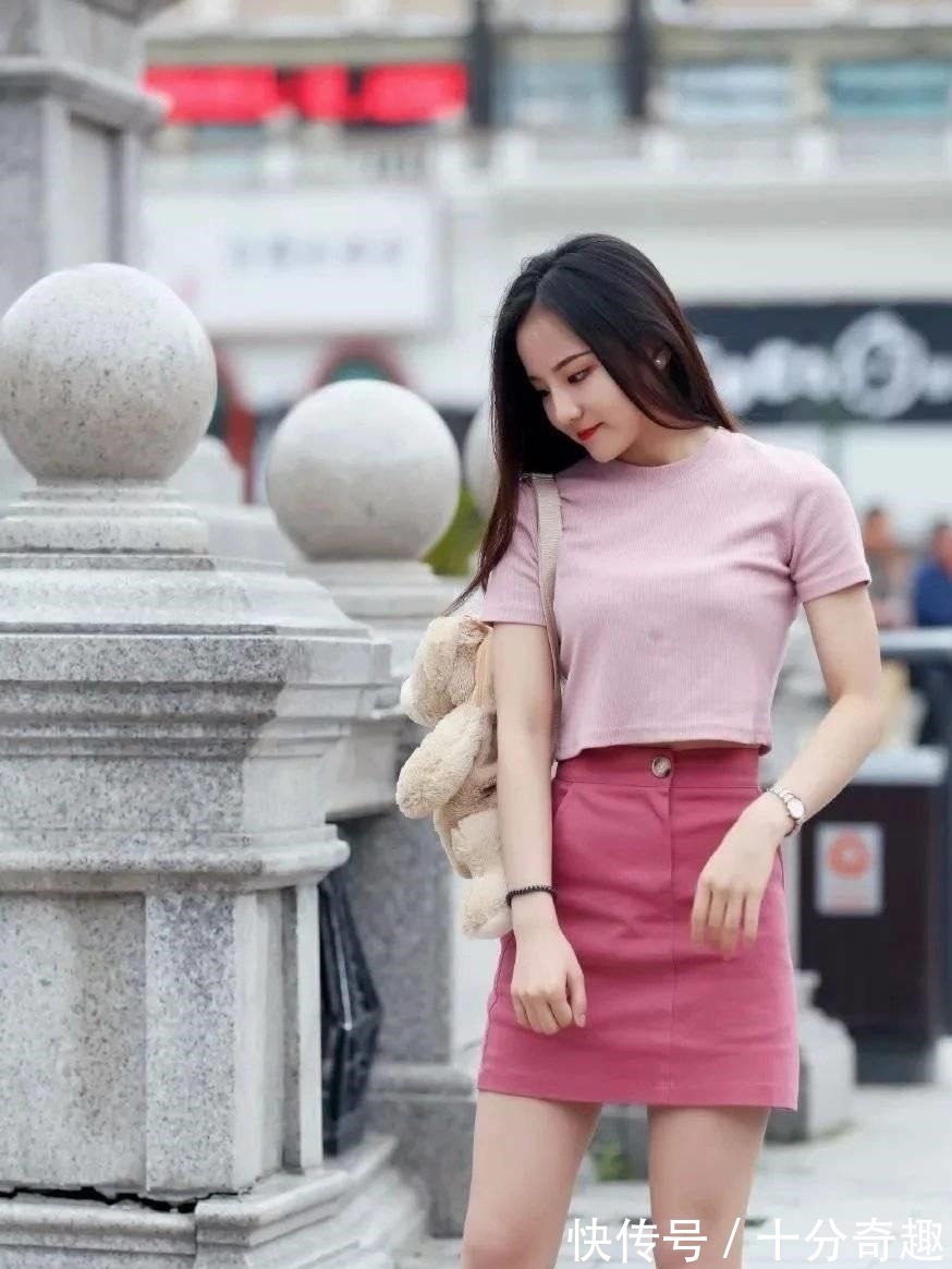 短T 粉色短T搭配粉色A字裙,清纯靓丽又减龄,尽显时尚气息十足!