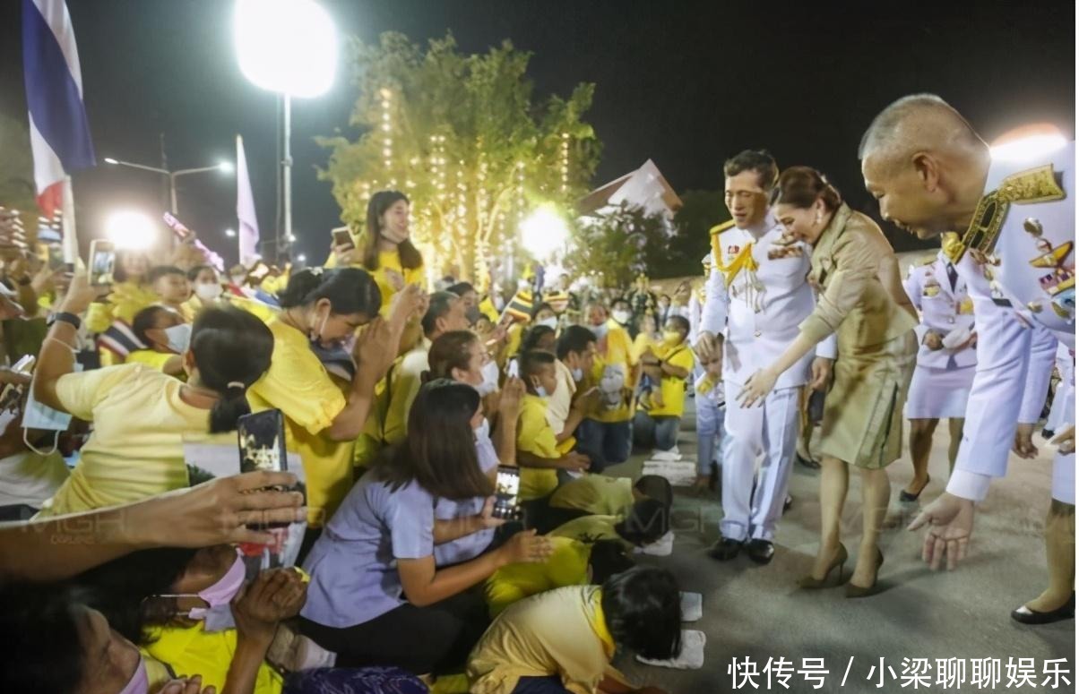  苏提达又穿西服了！绿色套装裙气质出众又端庄，太像霸道女总裁了