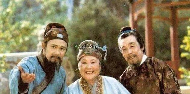 宝玉!贾元春加封贤德妃后,薛宝钗恼羞成怒,一语双关嘲讽贾宝玉和贾府