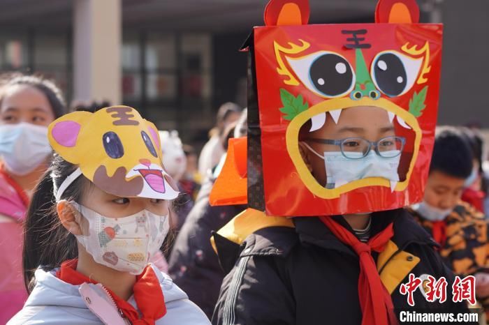 北京第二实验小学|兰州一小学学生头戴“虎头帽” 喜迎新学期