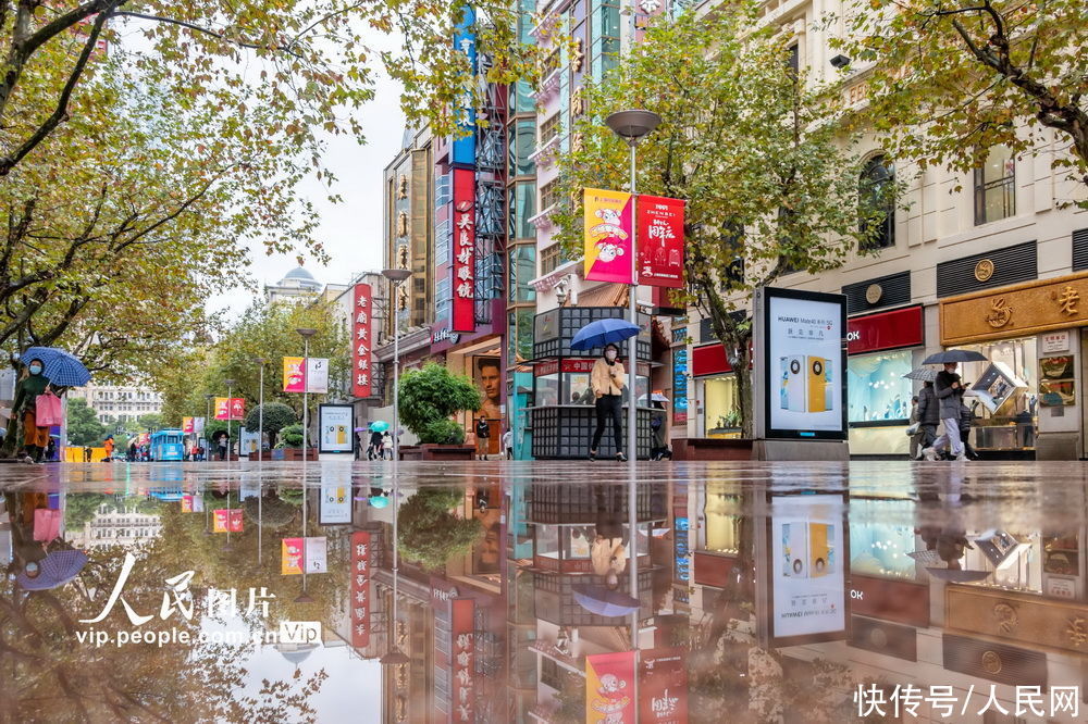 步行街|上海南京路步行街雨景迷人