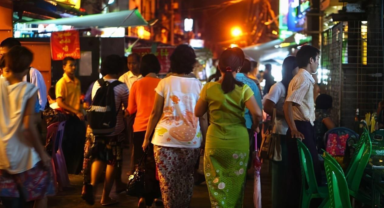 在缅甸的夜市当中，为何会有人在卖豆浆，原来其中有猫腻