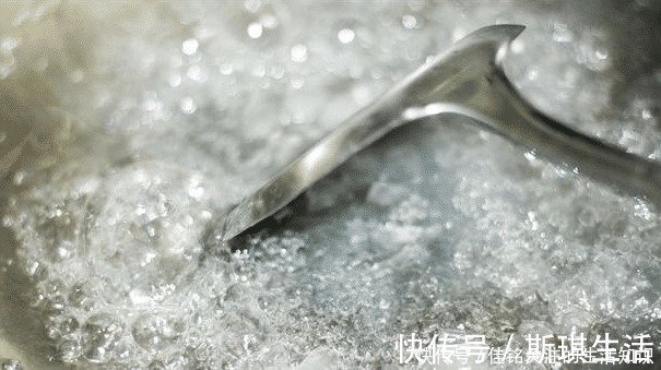 炒糖色时，第一步不要直接放冰糖！多加一步，糖色更红亮不发苦