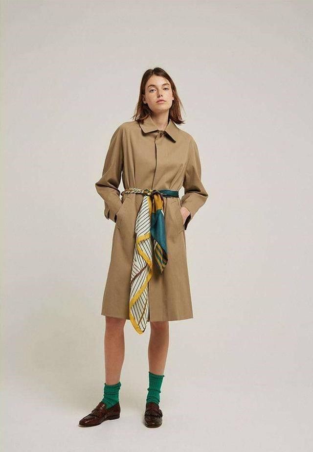 今年丝巾怎么搭配呢这四种个性又时髦的穿法,给你的穿搭加分