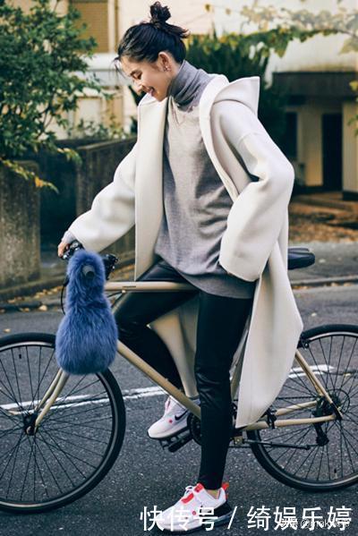 不仅品位高级!7种撘配,回答为什么藏青色的包比黑色更加百搭