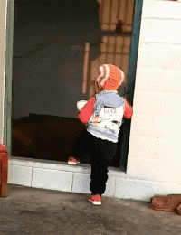 |搞笑GIF段子:有钱人玩的游戏,像我这种估计一脚下去就是一个脚印