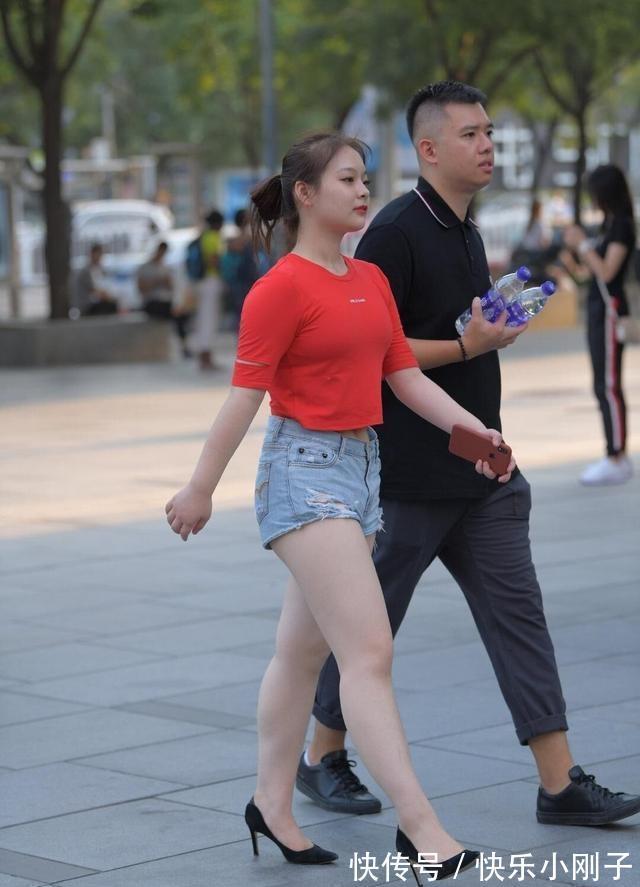 减龄 华丽优雅的打底裤减龄时髦有气质,秀出美丽长腿,自在飘逸