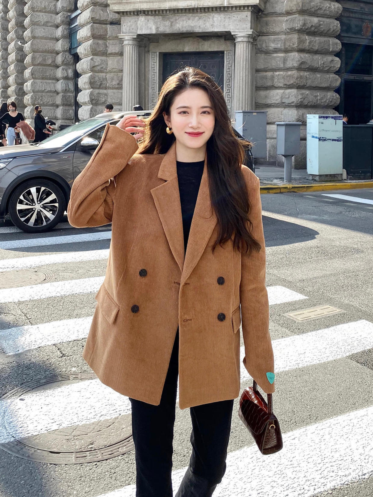 博主|这个冬天“灯芯绒西装”火了,保暖还有大女人韵味,值得借鉴