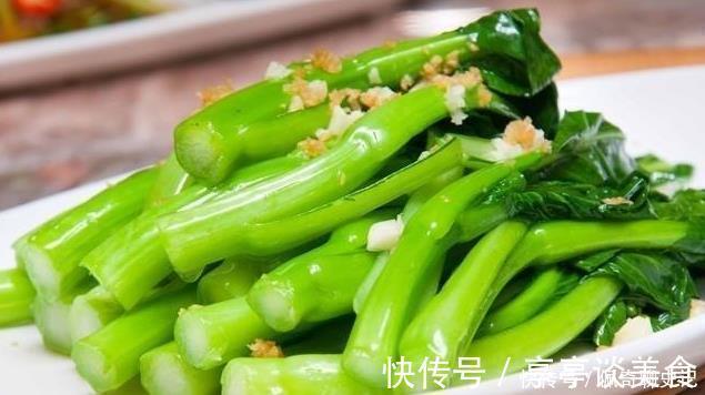 炒青菜,最忌洗了就下锅炒!做好3点,青菜鲜嫩翠绿,像饭店炒的