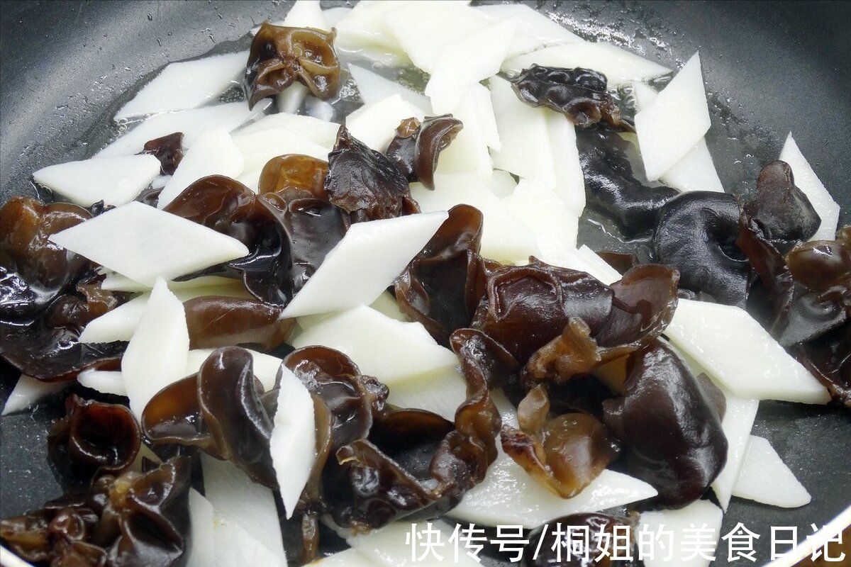 炒山药，总是不脆还发黑？大厨教你一个技巧，颜色白净，口感爽脆