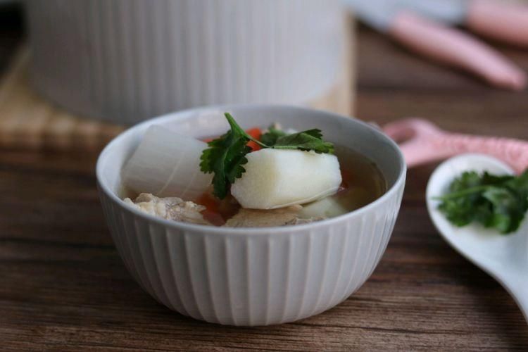 天冷了,炖一锅羊肉汤暖暖身,鲜美滋补,做法还不难