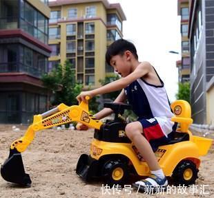 挖掘机|三个宝宝排排坐,乖乖看挖土机作业,宝宝为啥对挖土机情有独钟呢