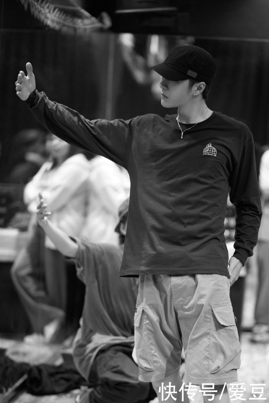 yibo|210818 YIBO放出王一博练习室花絮照 每一块地板上都有着数不清的汗水痕迹