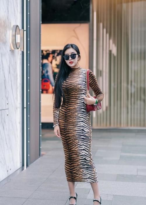 冬天的衣服难搭配？试试这些裙子的穿搭，淑女风气质超耐看