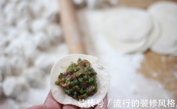 饺子|夏天包饺子用“韭菜苔”，鲜嫩多汁，比韭菜馅的都香，别错过