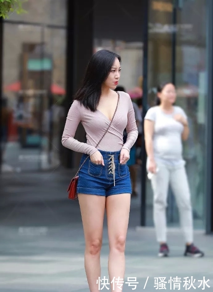 街拍:白衬衫搭配蓝色条纹包臀裙,颜色唯美浪漫