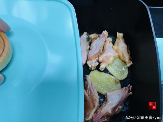 小孩|原来鸡翅可这样做,小孩吃起来更方便了,和土豆搭配做一道传统菜