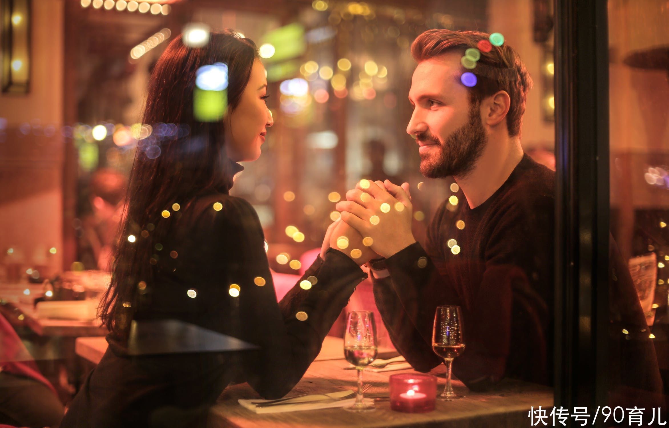 童年时期|一张四口之家的睡姿照片走红,网友:父母是真爱,孩子是意外