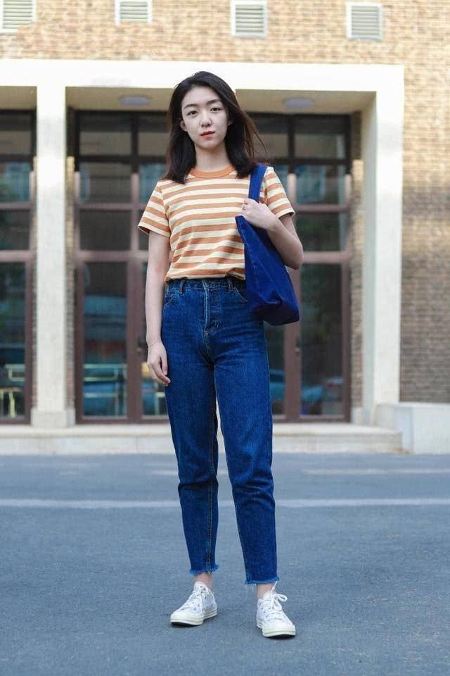简约百搭的牛仔裤，打造时尚的潮流风，感觉十分的清新脱俗