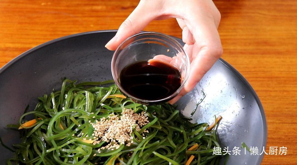 小小一个压缩海带卖5元，泡发后超多，凉拌着吃，酸辣开胃