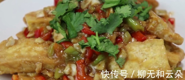 红椒|1块豆腐，2个鸡蛋，大厨教你这样做，比红烧肉香，吃一次就忘不了！