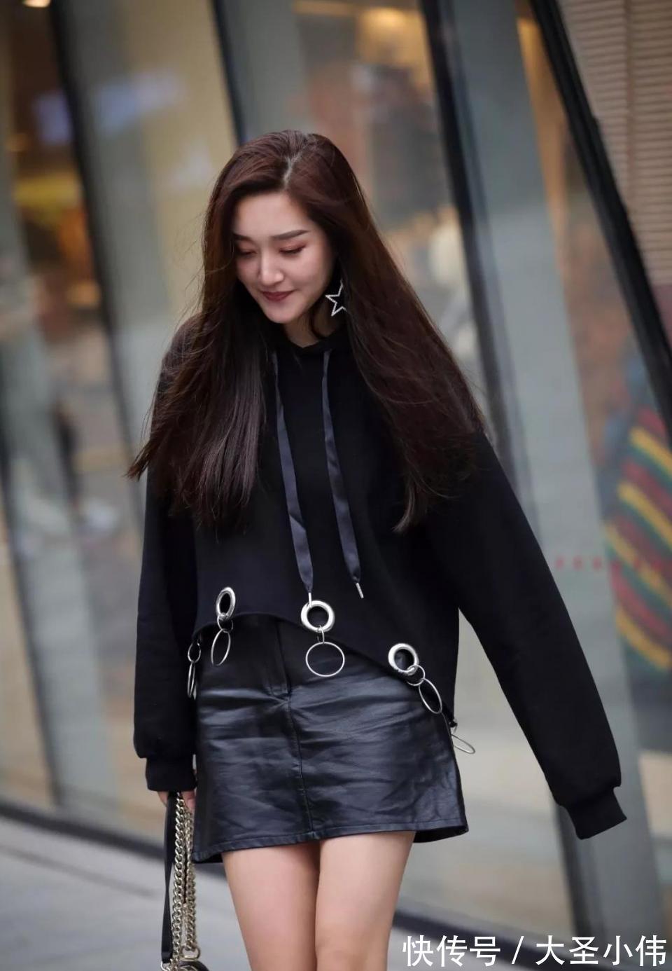 美女|美女街拍：蹦蹦跳跳的活泼美女，显的那么轻盈，好想天边飘来的一朵红云