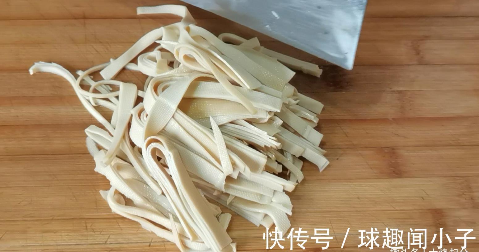 爽口|爽口豆腐皮的做法，酸辣解腻又开胃，一周要吃好几次，做法还简单