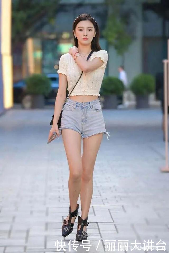 逛街也要穿得优雅,牛仔短裤+高跟鞋,过了40岁的女人也可以穿!