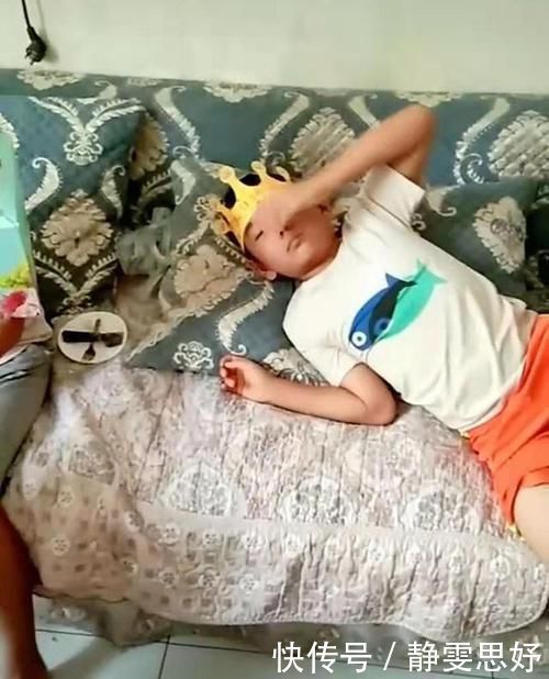 生日当天|双胞胎儿子过生日,妈妈用面包冒充蛋糕,网友等你老了画饼给你吃