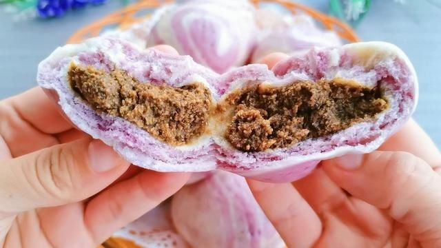 用黑豆做一锅包子，拿它当早餐主食，营养又好吃，全家都爱吃