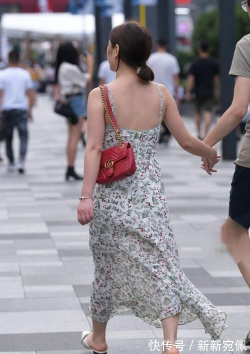 魅力|长裙女神有魅力,轻轻松松便如此美丽迷人