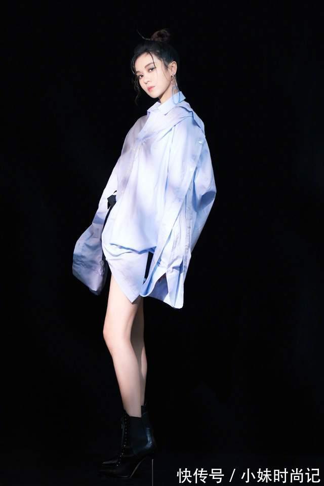 郁可唯|郁可唯的身材真好！白色衬衫搭配绿色马甲，线条可太完美了！
